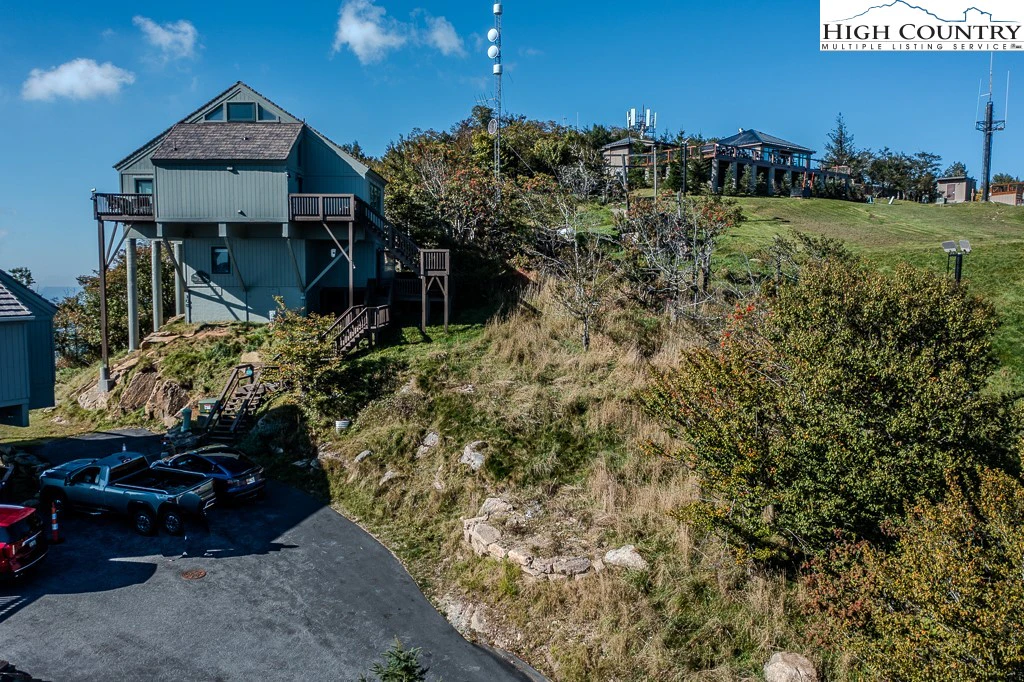 Image number 14 for the current listing