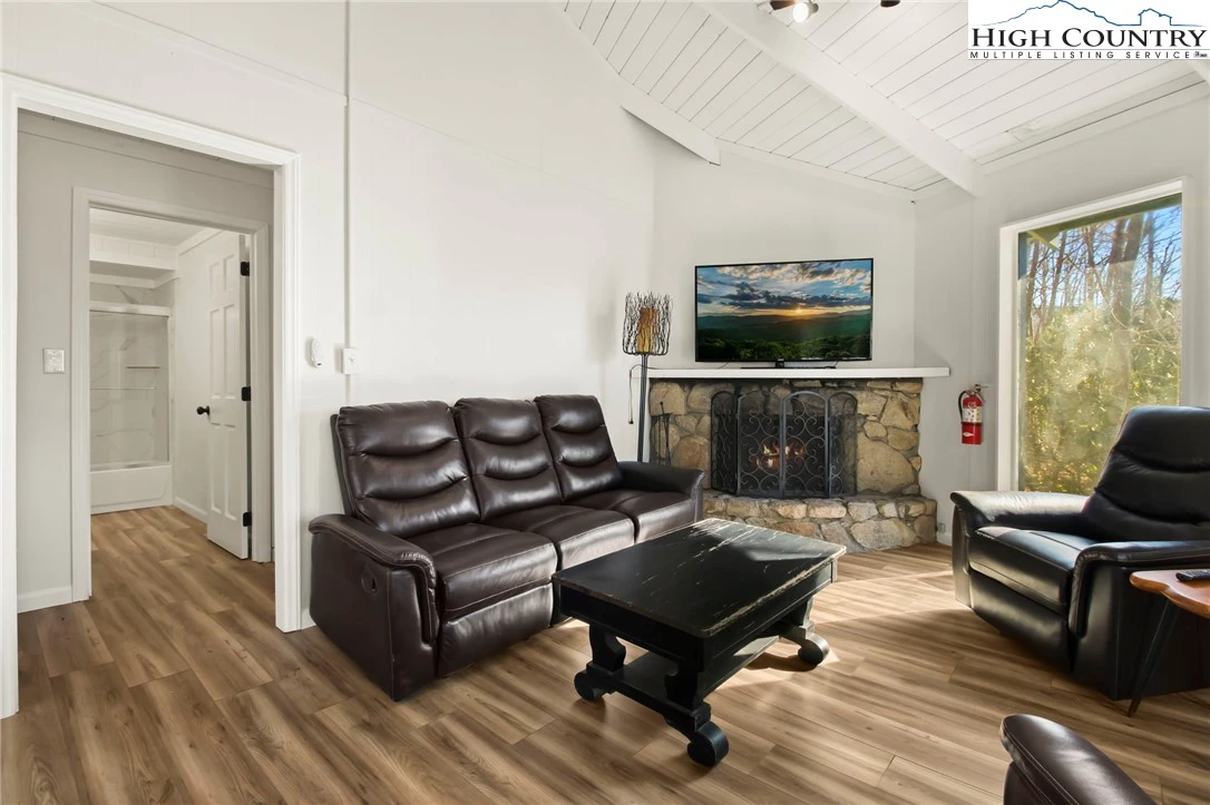 Image number 6 for the current listing