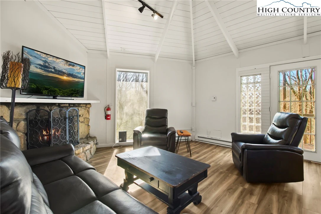 Image number 7 for the current listing