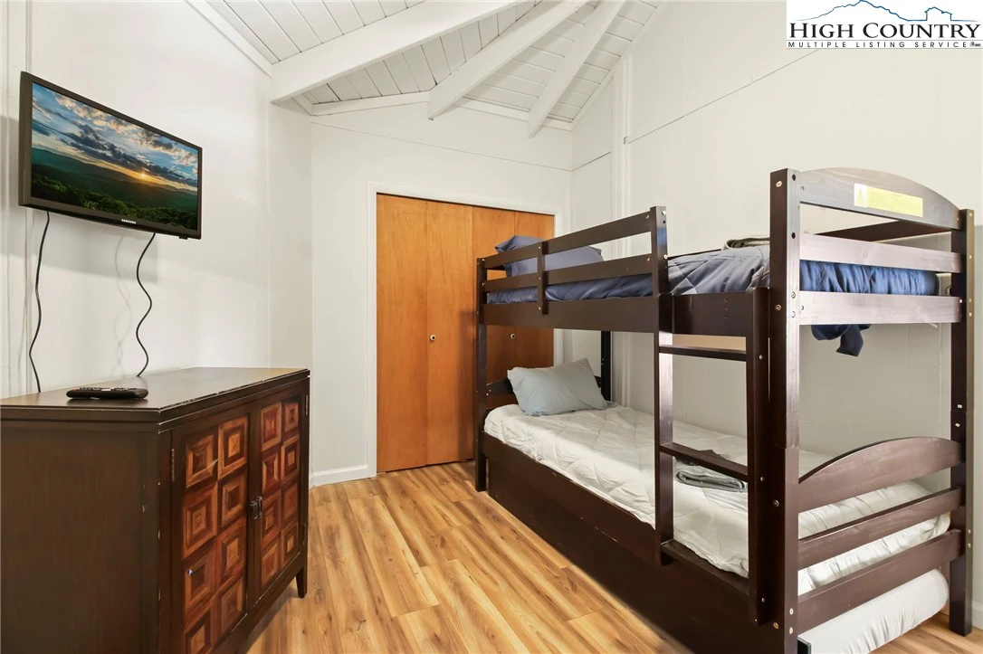 Image number 11 for the current listing