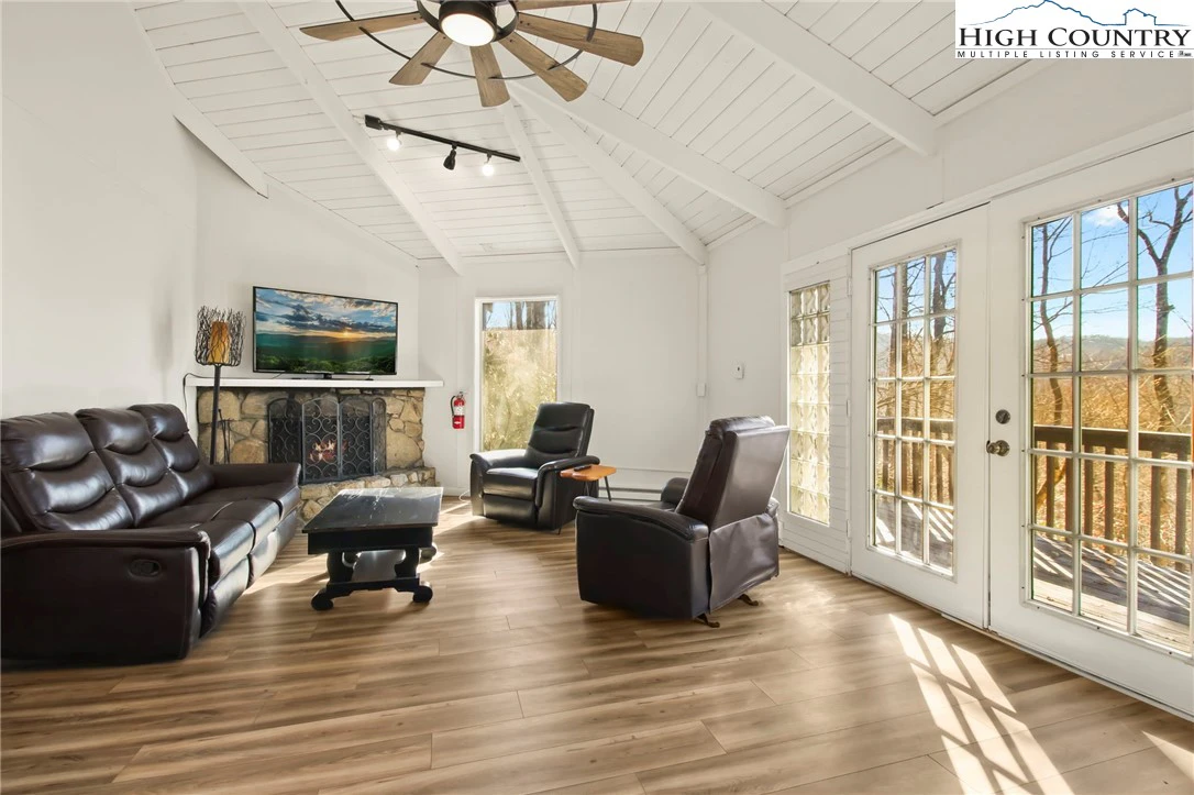 Image number 1 for the current listing