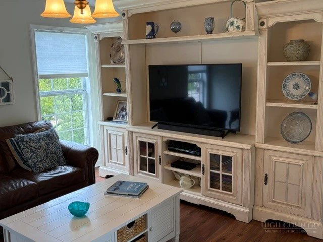 Image number 4 for the current listing