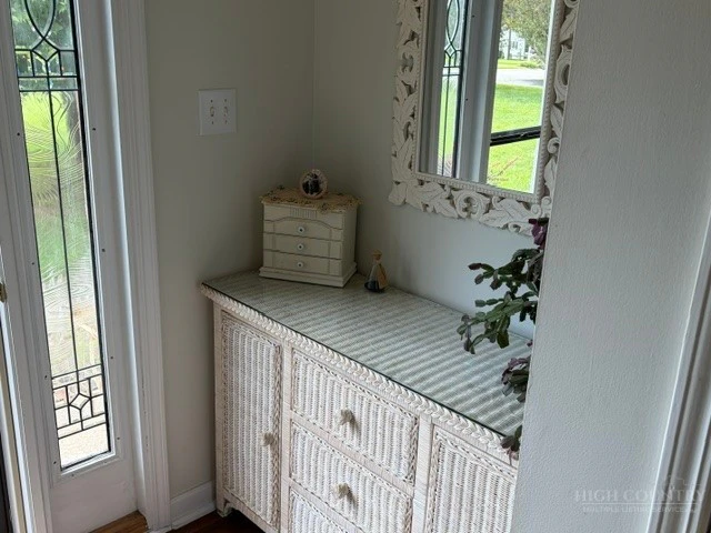 Image number 9 for the current listing