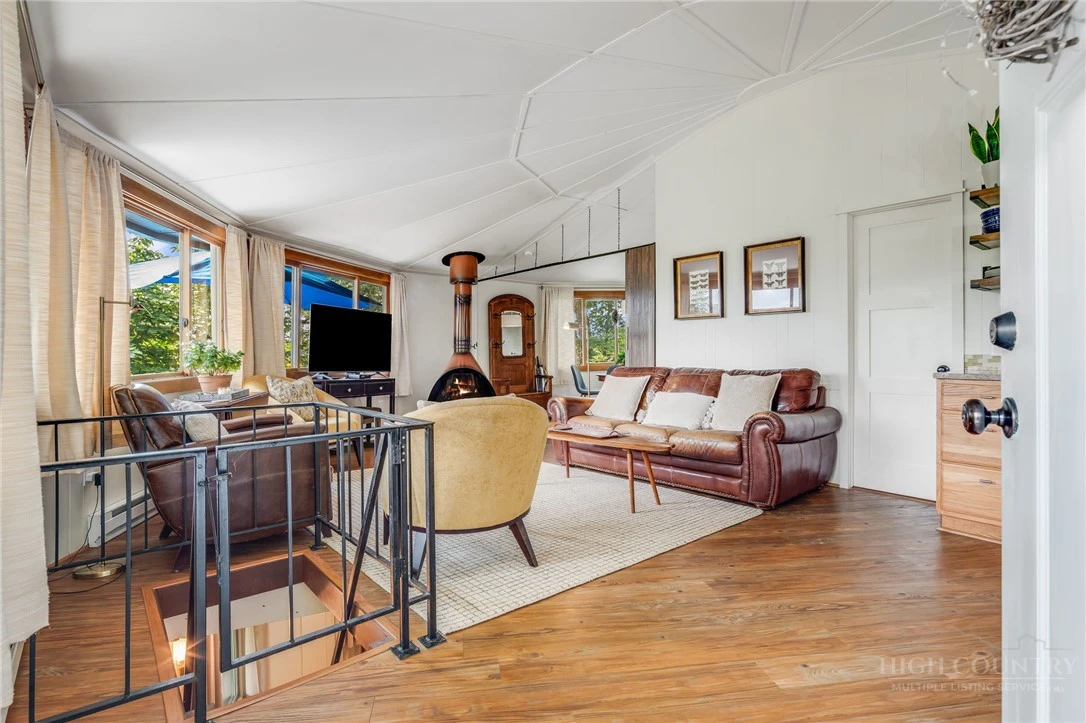 Image number 9 for the current listing