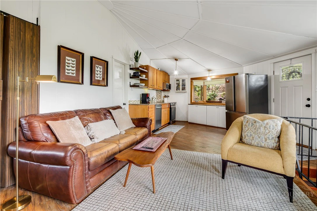 Image number 13 for the current listing