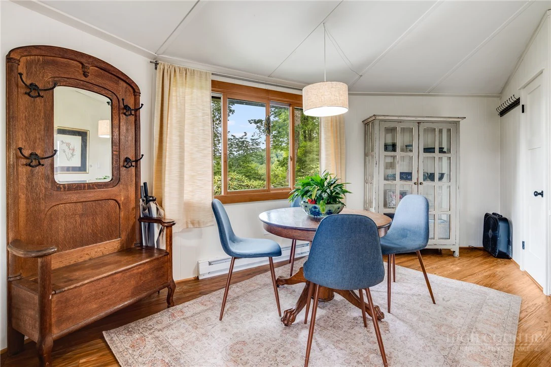 Image number 19 for the current listing
