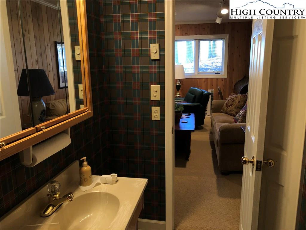 Image number 9 for the current listing