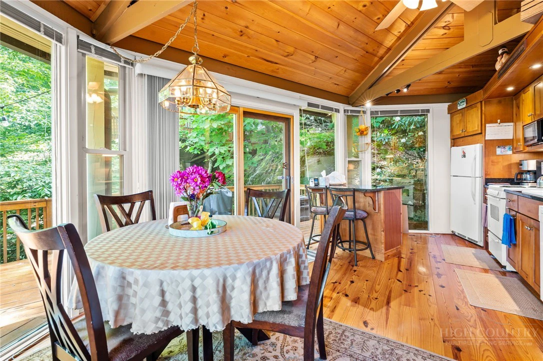 Image number 11 for the current listing