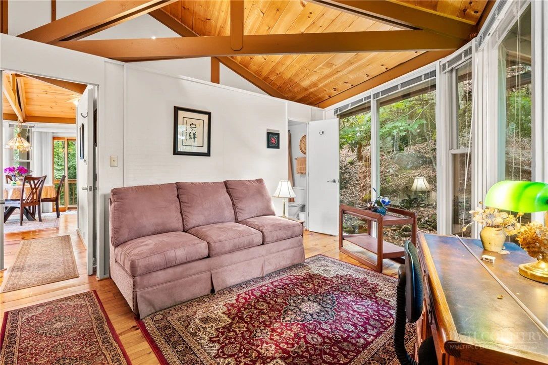 Image number 18 for the current listing