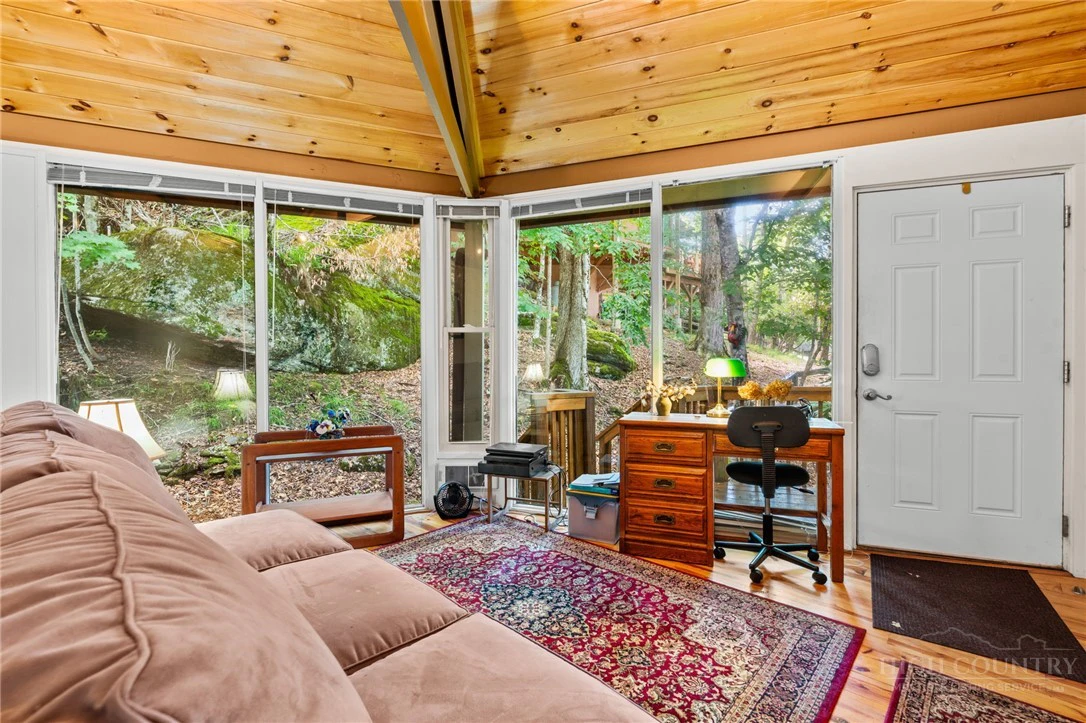Image number 19 for the current listing
