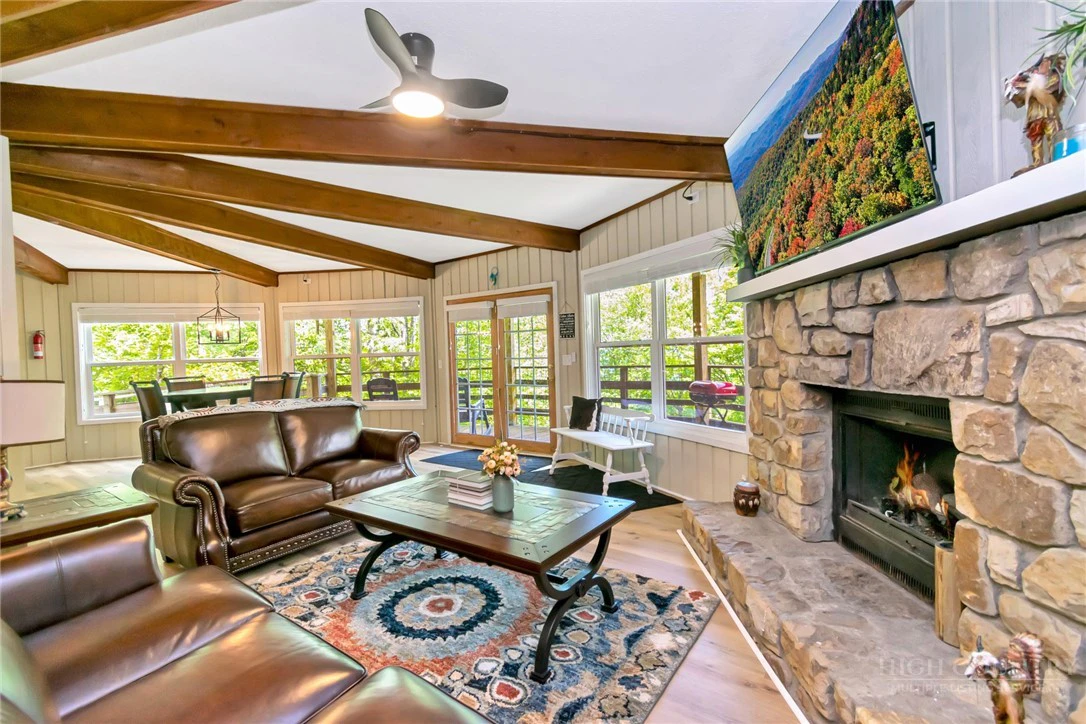 Image number 17 for the current listing