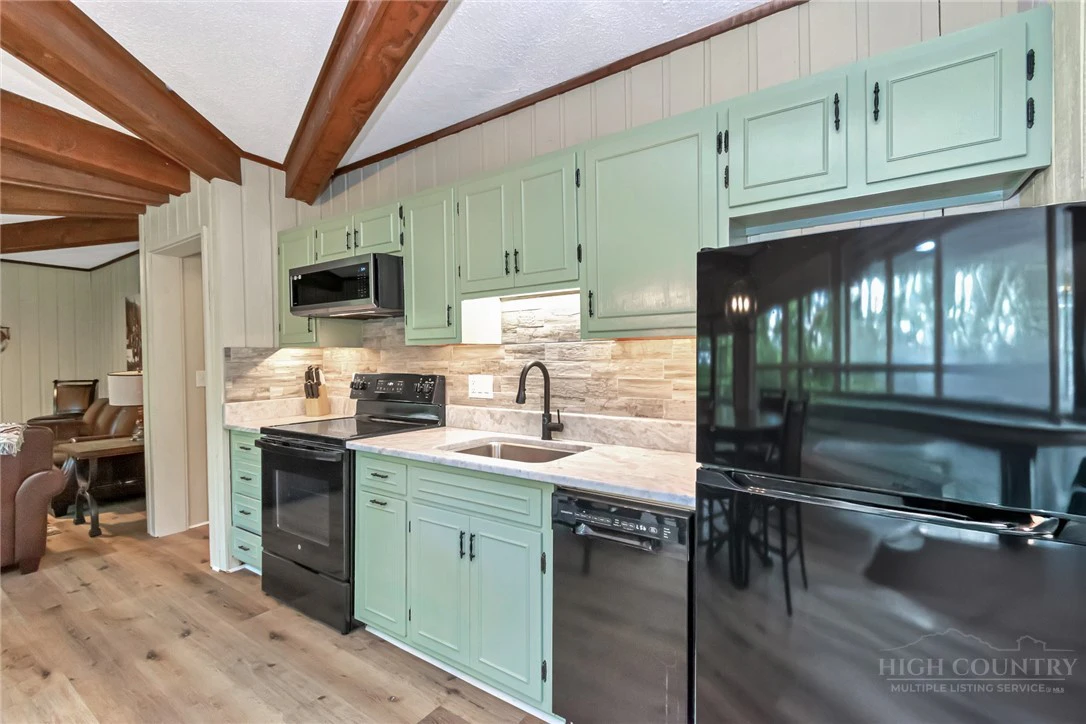 Image number 19 for the current listing