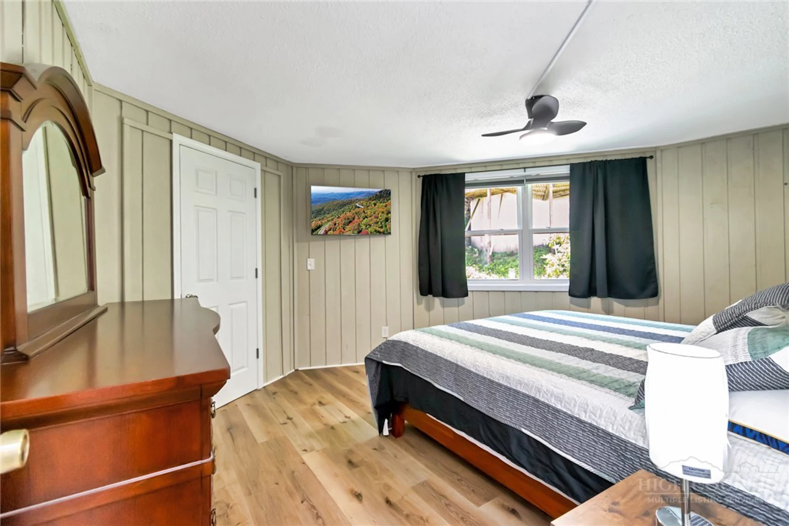 Image number 14 for the current listing
