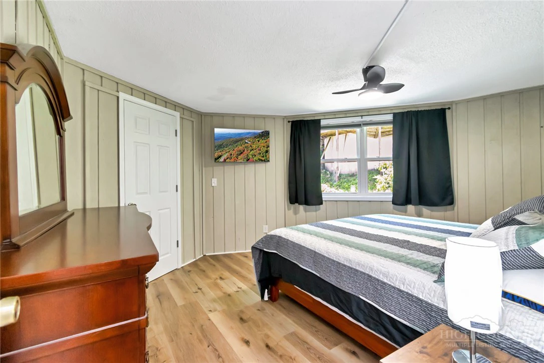 Image number 14 for the current listing