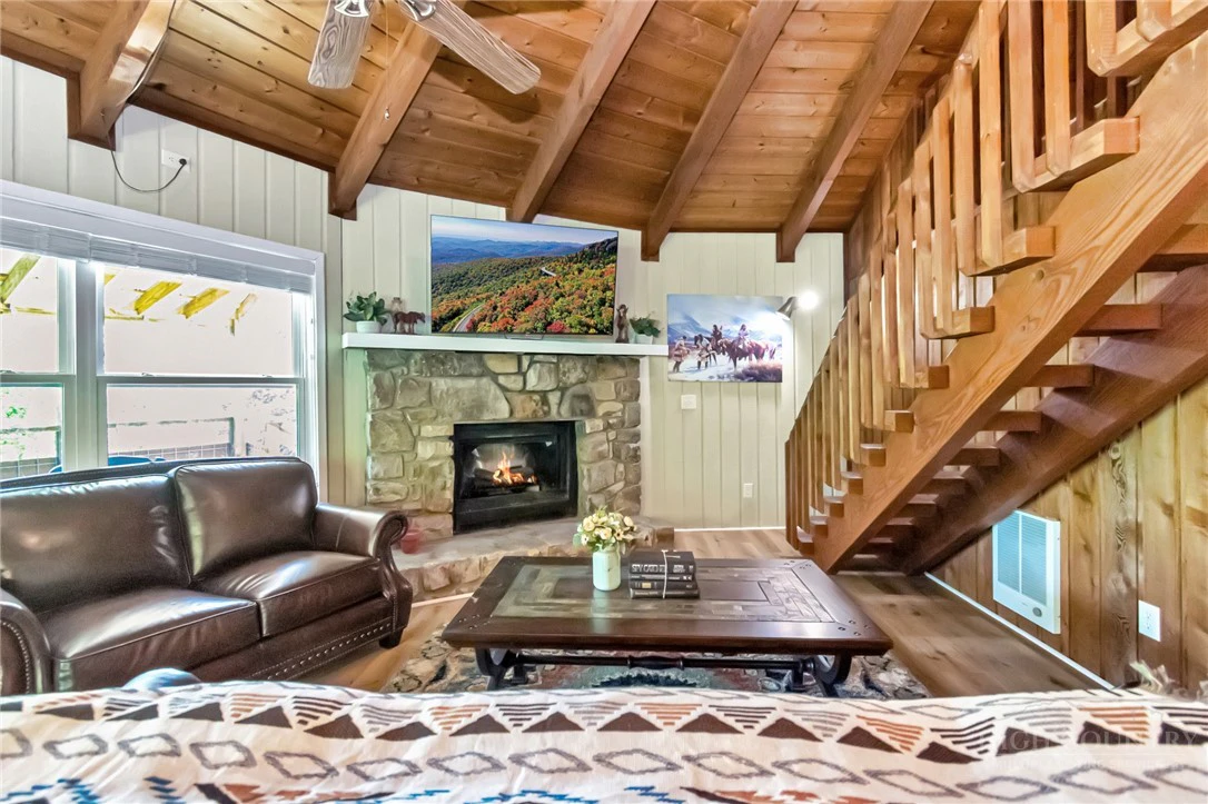 Image number 19 for the current listing