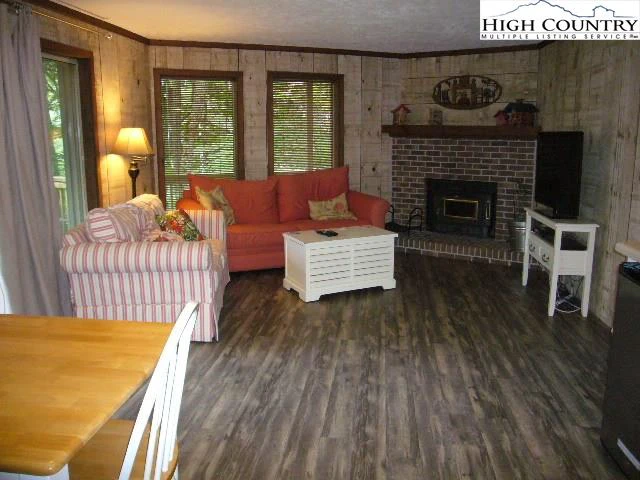 Image number 9 for the current listing