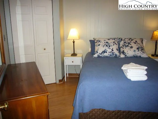 Image number 13 for the current listing