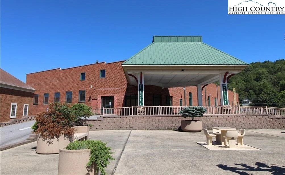 Image number 1 for the current listing
