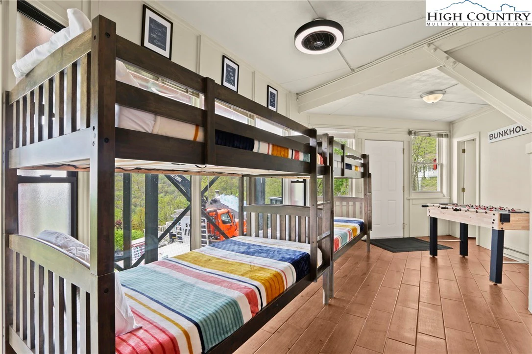Image number 4 for the current listing