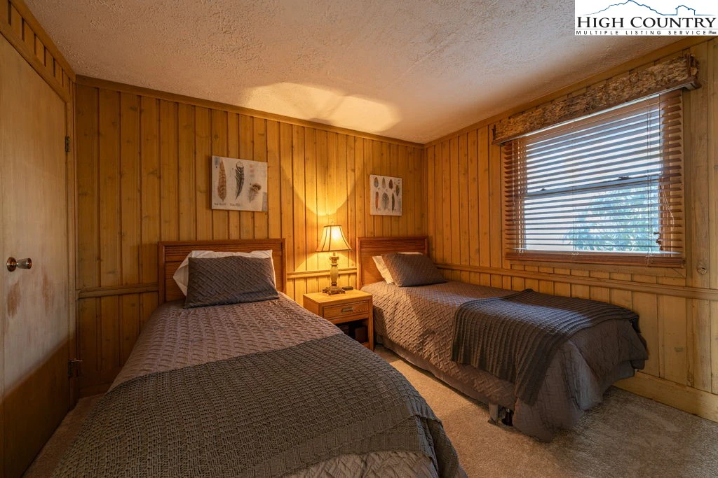 Image number 9 for the current listing