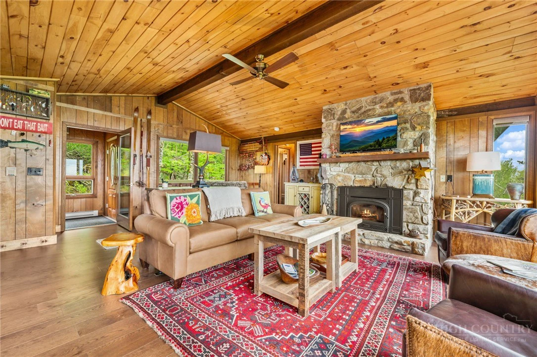 Image number 14 for the current listing