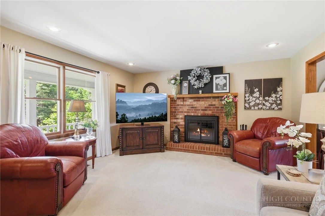 Image number 5 for the current listing
