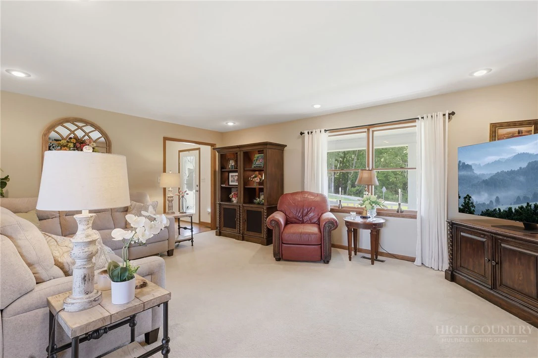 Image number 7 for the current listing