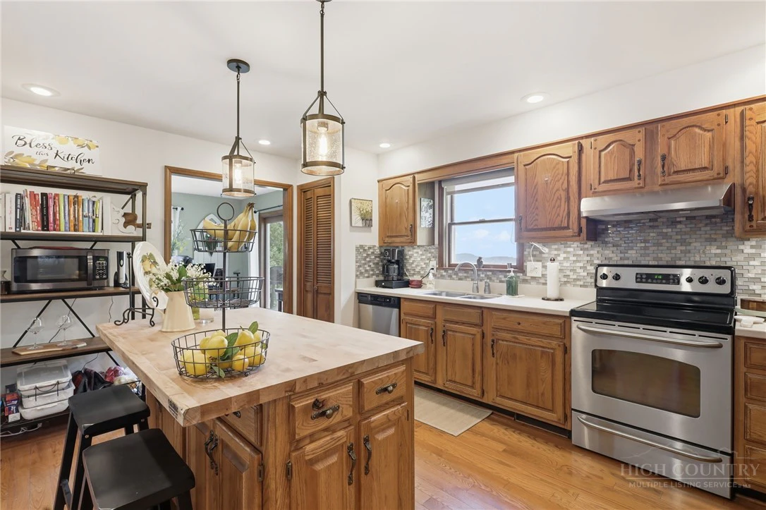 Image number 14 for the current listing