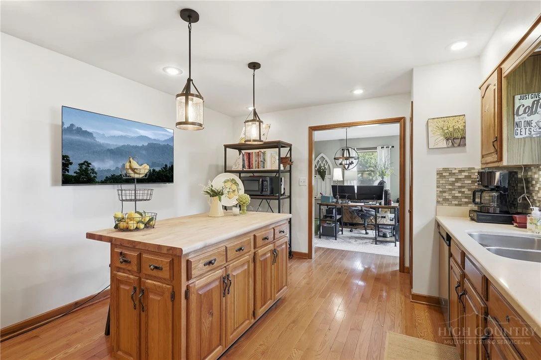 Image number 15 for the current listing