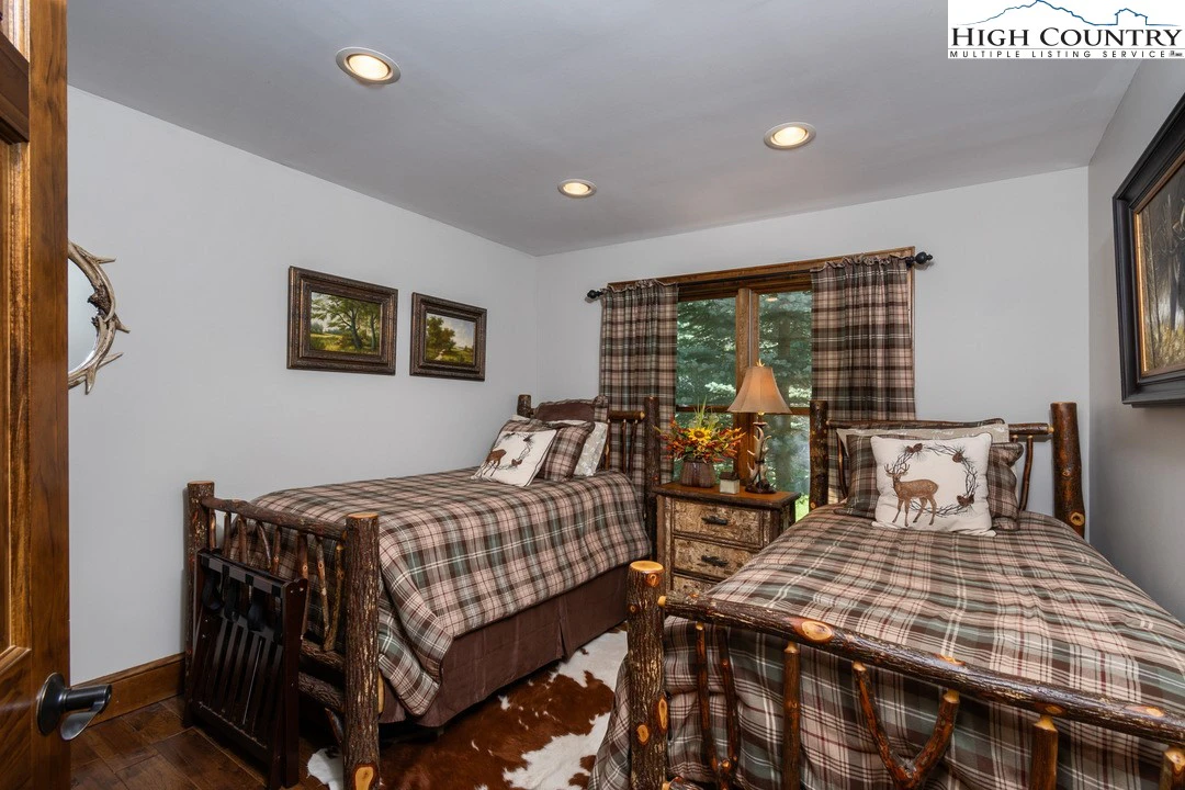 Image number 3 for the current listing