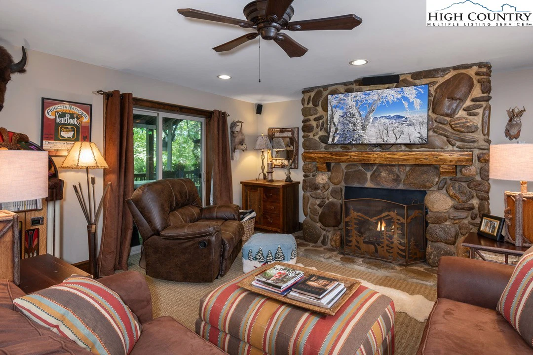 Image number 11 for the current listing