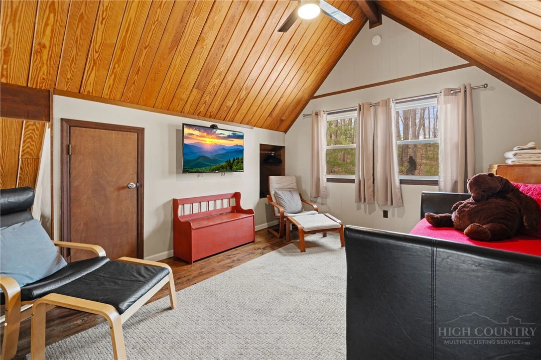 Image number 18 for the current listing