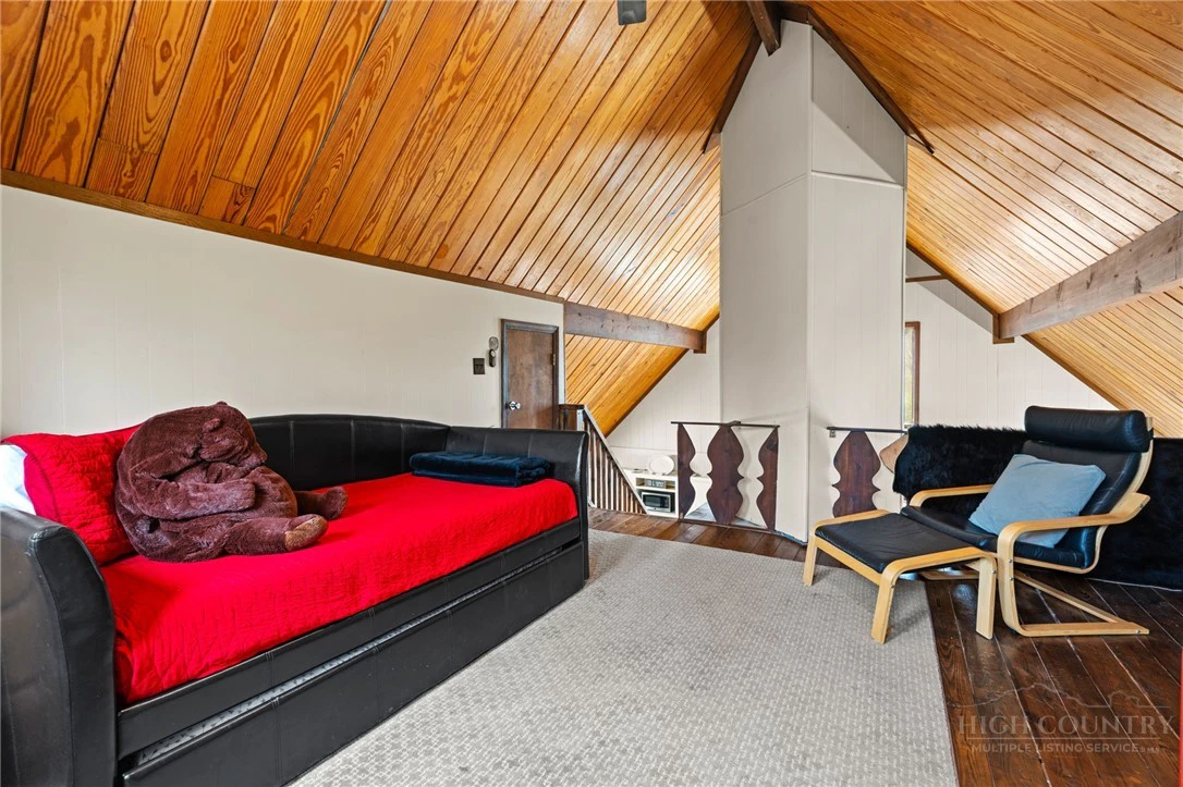Image number 19 for the current listing