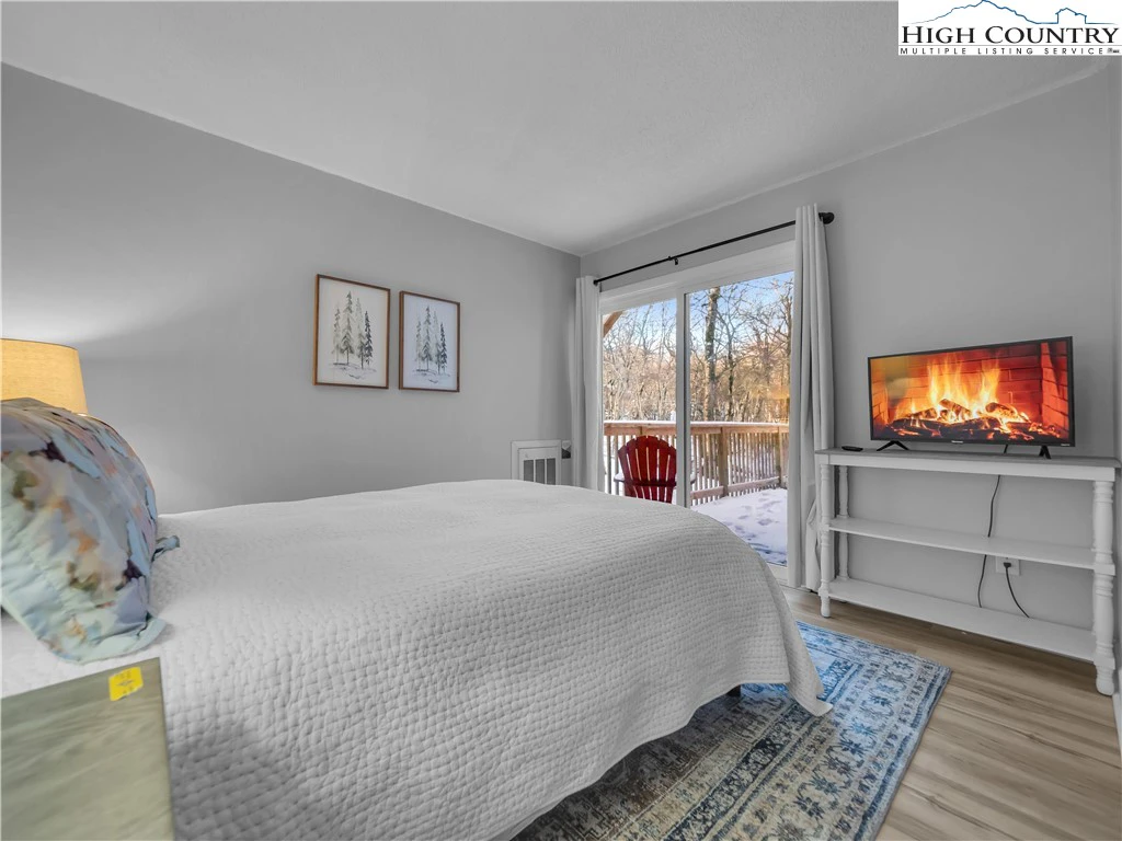 Image number 2 for the current listing