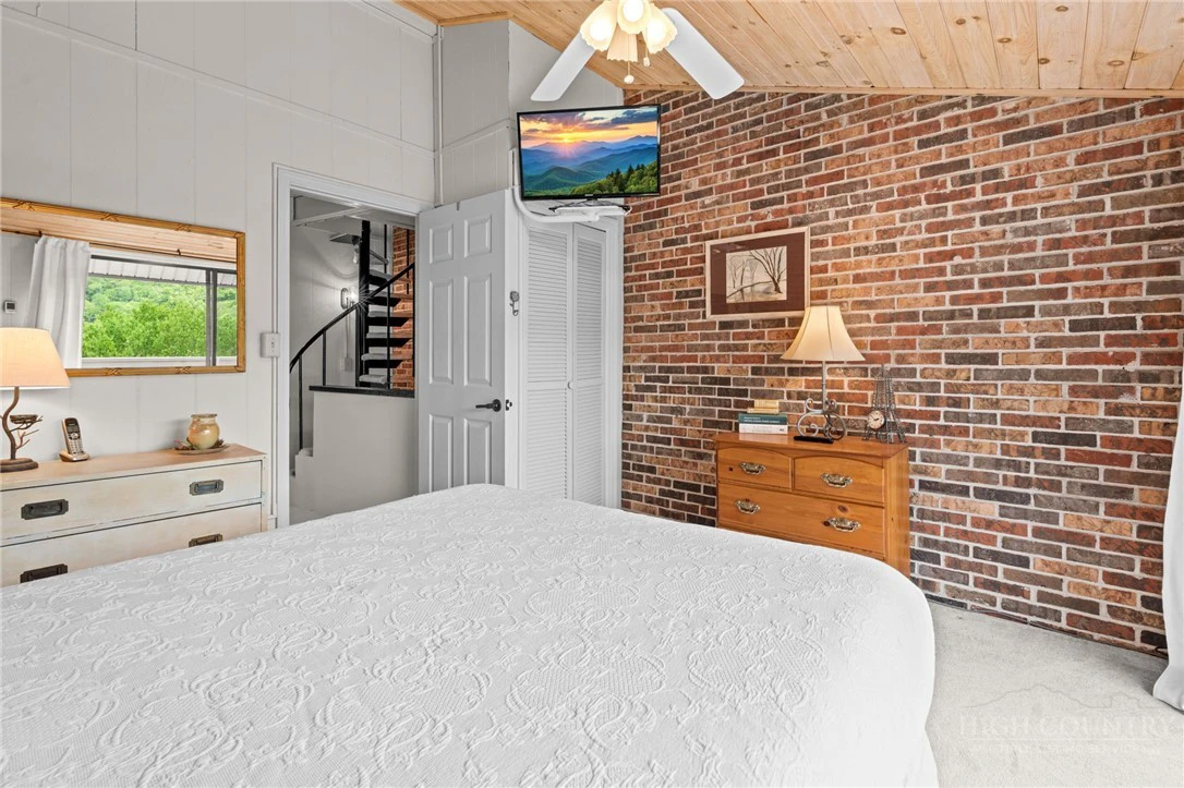 Image number 14 for the current listing