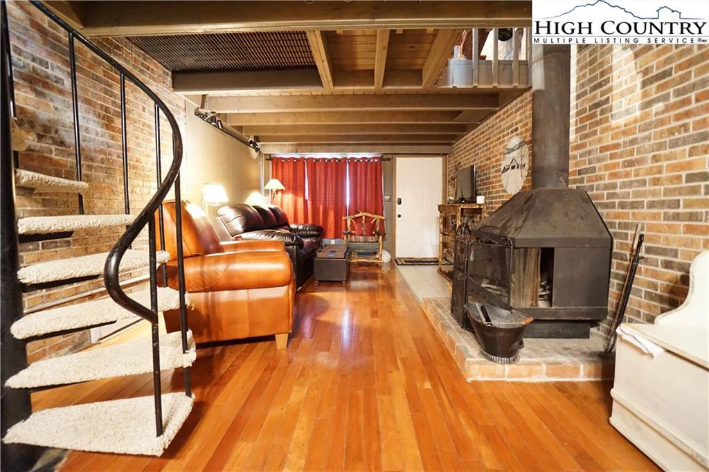 Image number 1 for the current listing