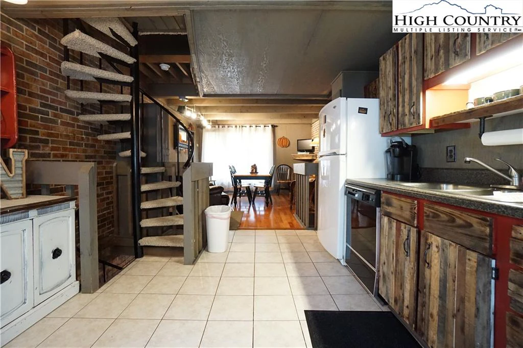 Image number 15 for the current listing