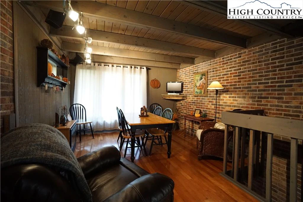 Image number 14 for the current listing