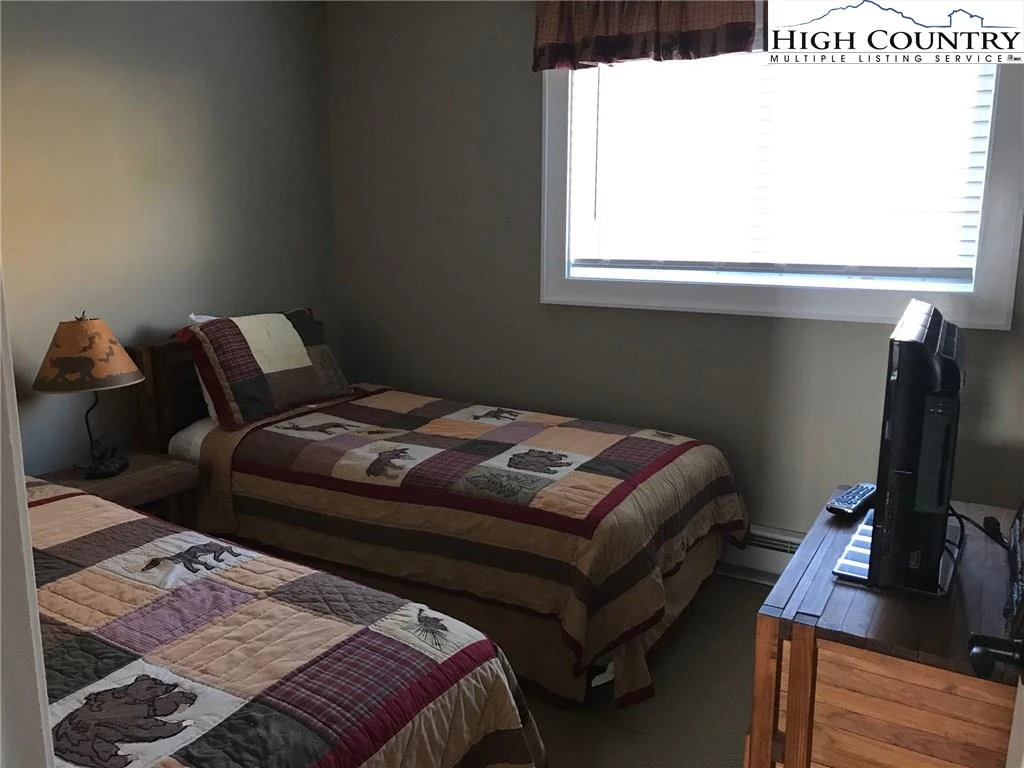 Image number 11 for the current listing