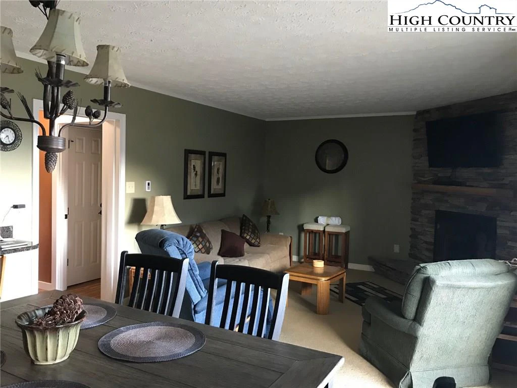 Image number 4 for the current listing