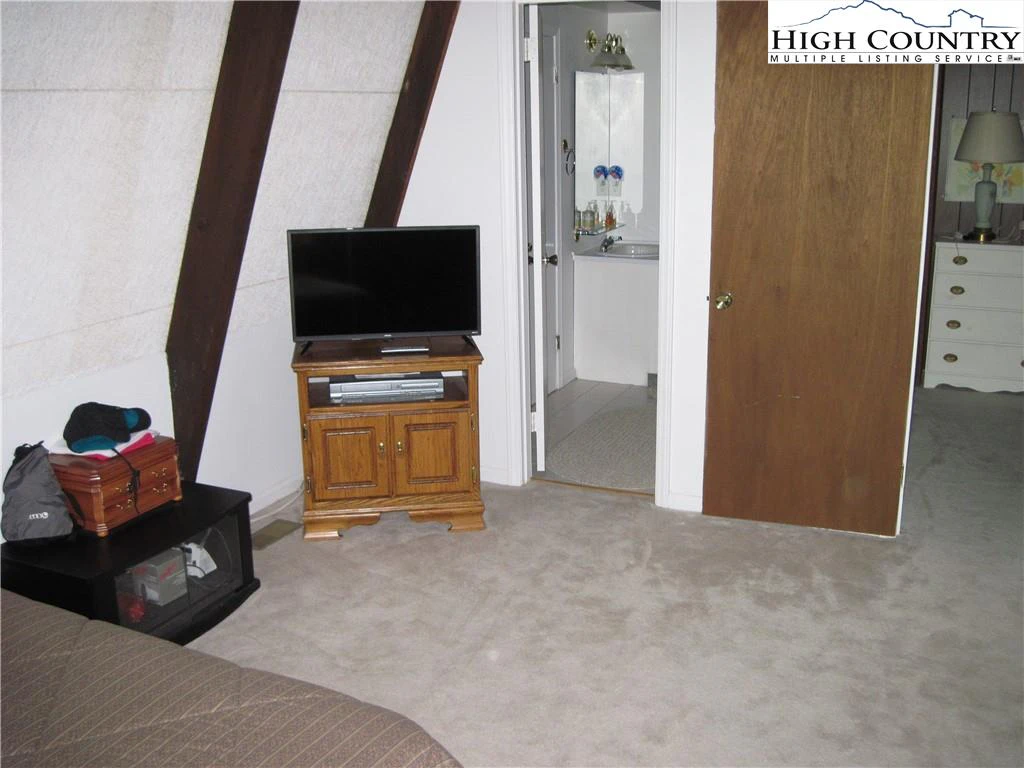 Image number 2 for the current listing