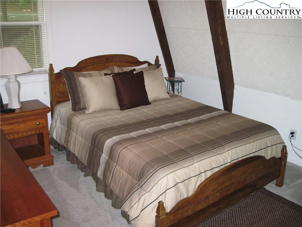 Image number 11 for the current listing