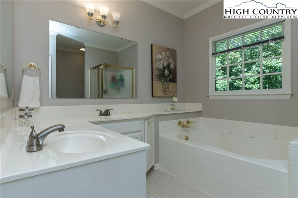 Image number 3 for the current listing