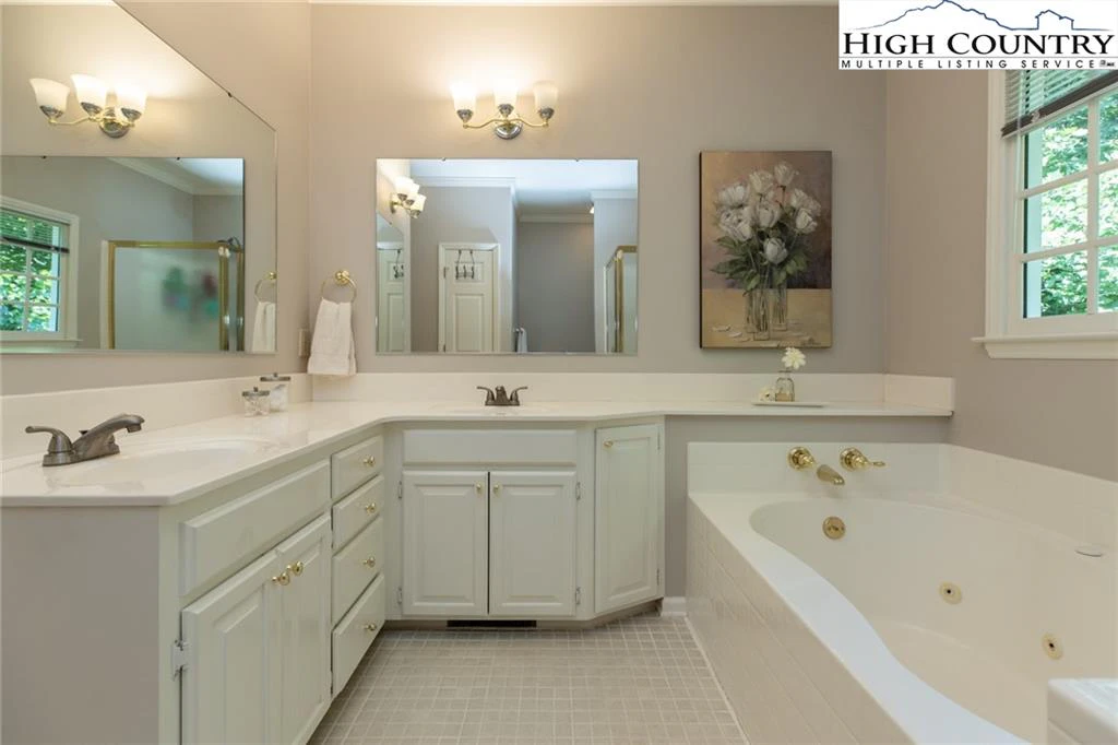Image number 4 for the current listing