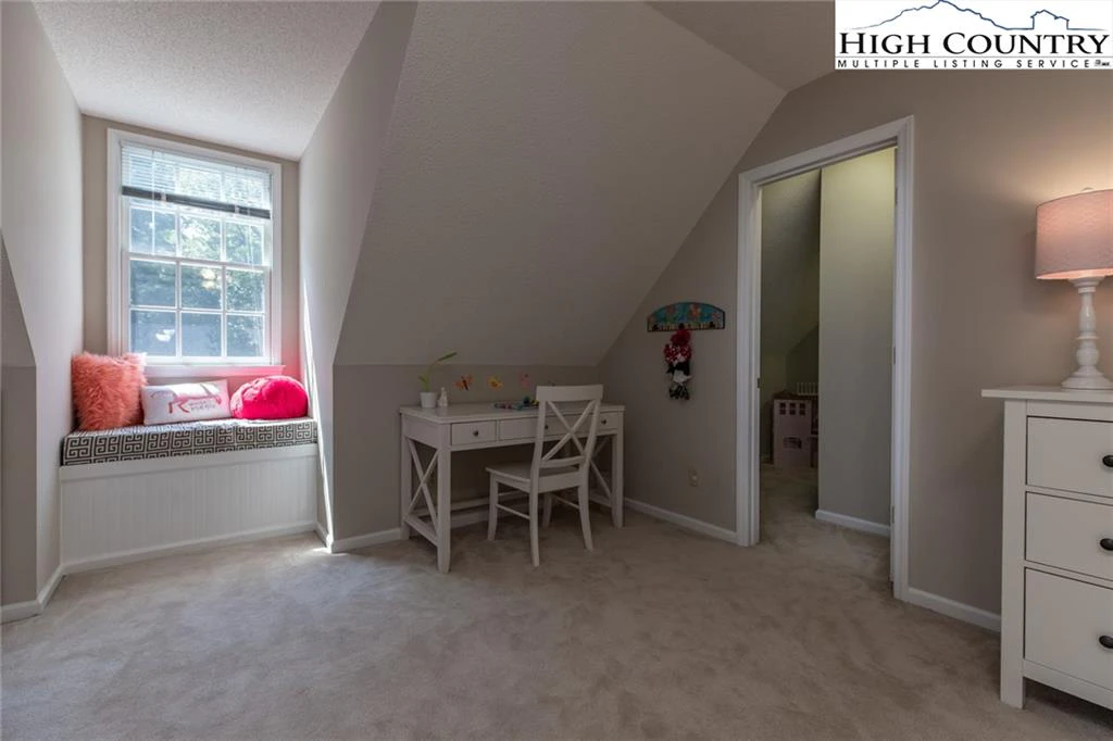 Image number 11 for the current listing