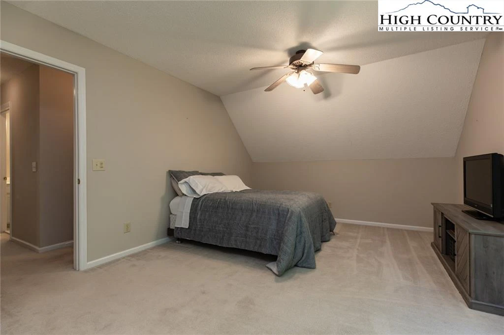 Image number 15 for the current listing