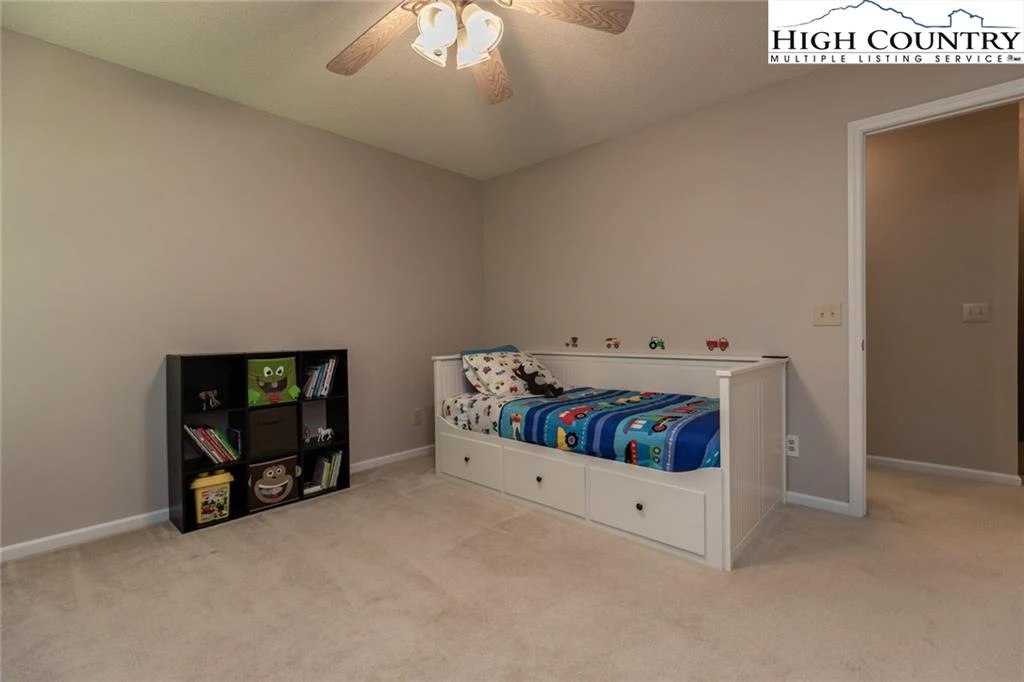 Image number 19 for the current listing