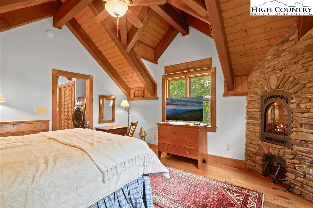 Image number 14 for the current listing