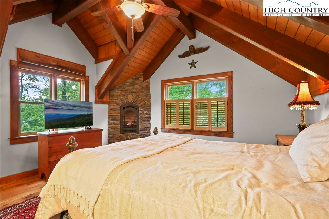 Image number 13 for the current listing