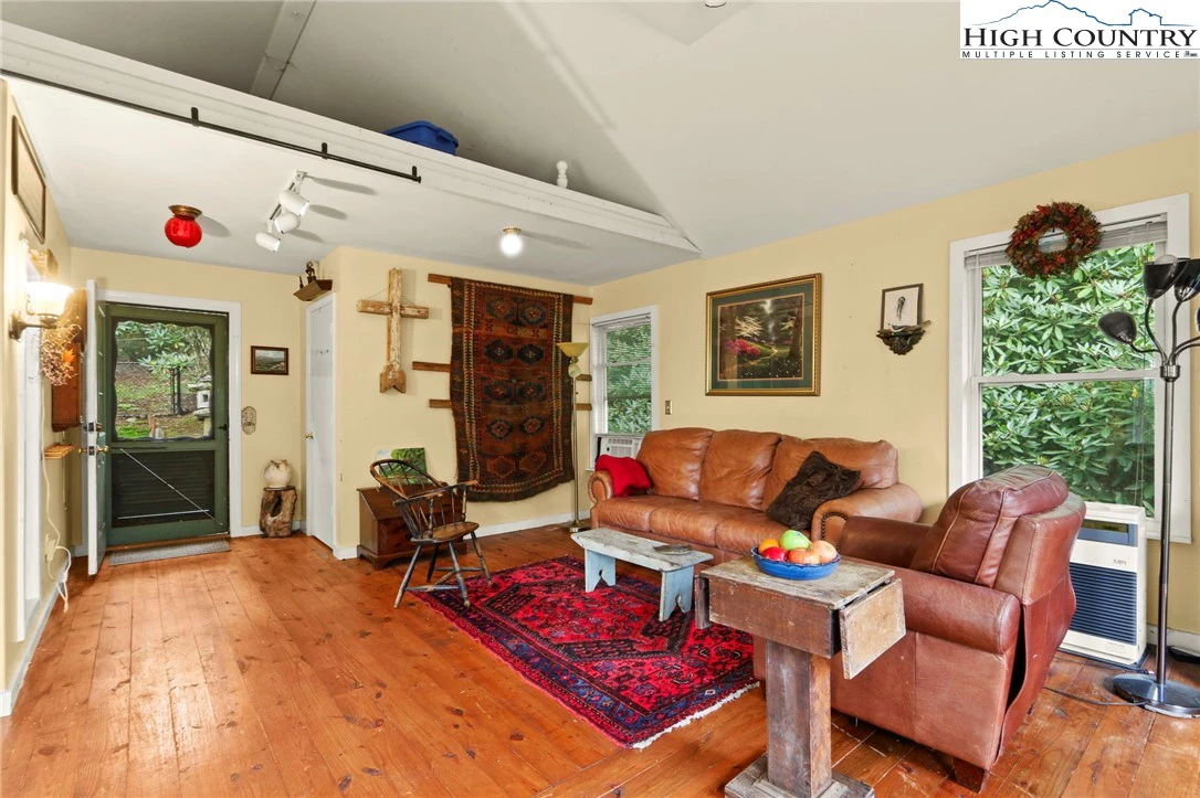 Image number 6 for the current listing